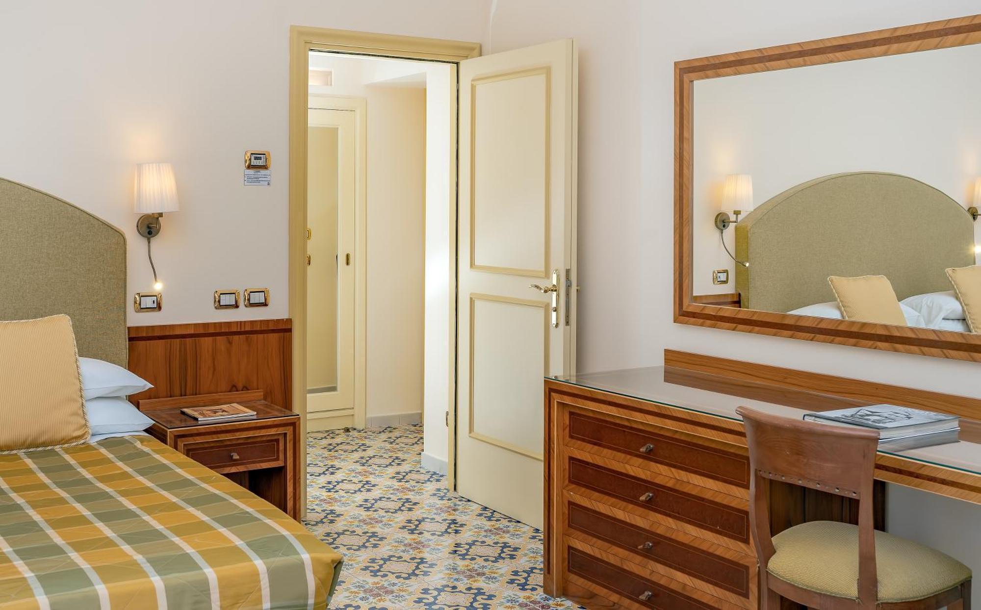 Hotel Antiche Mura Соренто Екстериор снимка